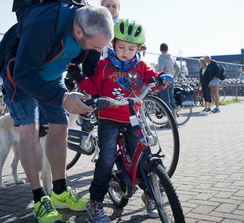 <p>Fietsen, fietshuur en fietsroutes op waddeneiland Schiermonnikoog - Wadden.nl</p>